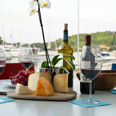 Villa Private Luxury Del Mar On Solta For Up To 10 Persons, Heated Pool, Free Parking, Next To Sea! Free Kajak & Mountainbikes, Great Living Area & Privacy!