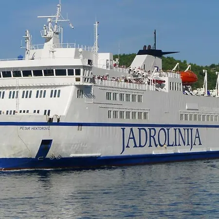 Private Luxury Del Mar On Solta For Up To 10 Persons, Heated Pool, Free Parking, Next To Sea! Free Kajak & Mountainbikes, Great Living Area & Privacy! *