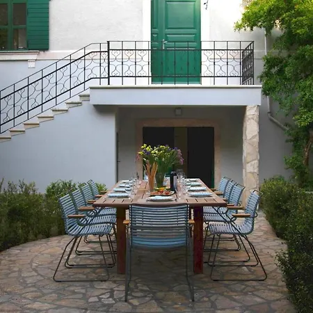 Private Luxury Del Mar On Solta For Up To 10 Persons, Heated Pool, Free Parking, Next To Sea! Free Kajak & Mountainbikes, Great Living Area & Privacy! Villa