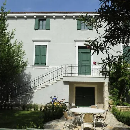 Villa Private Luxury Del Mar On Solta For Up To 10 Persons, Heated Pool, Free Parking, Next To Sea! Free Kajak & Mountainbikes, Great Living Area & Privacy! *