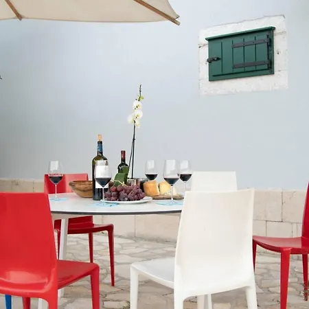 Private Luxury Del Mar On Solta For Up To 10 Persons, Heated Pool, Free Parking, Next To Sea! Free Kajak & Mountainbikes, Great Living Area & Privacy!