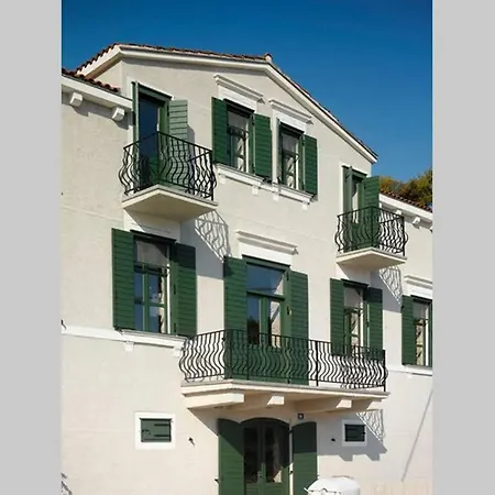 Private Luxury Del Mar On Solta For Up To 10 Persons, Heated Pool, Free Parking, Next To Sea! Free Kajak & Mountainbikes, Great Living Area & Privacy! Villa Rogač