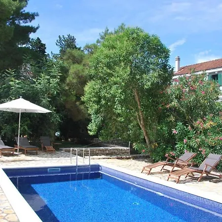 Villa Private Luxury Del Mar On Solta For Up To 10 Persons, Heated Pool, Free Parking, Next To Sea! Free Kajak & Mountainbikes, Great Living Area & Privacy! *